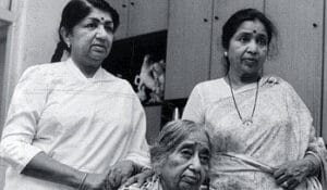 Asha Bhosle Death News 2026 Family Group Photo